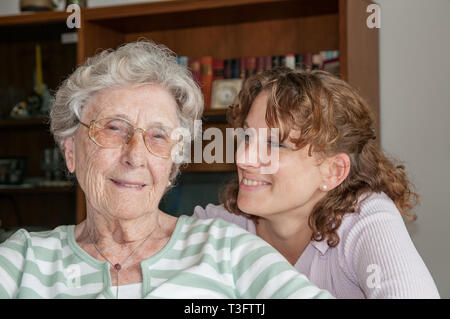 Portrait von lächelnden älteren Dame und junge Enkelin Stockfoto