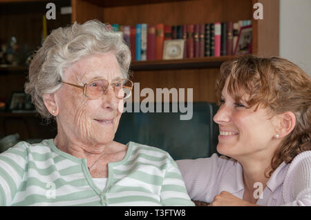 Portrait von lächelnden älteren Dame und junge Enkelin Stockfoto