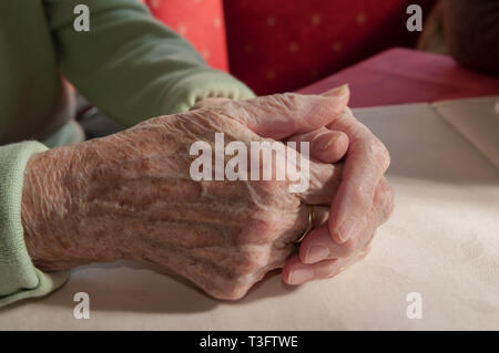 In der Nähe des älteren Frau Hände gefaltet Stockfoto