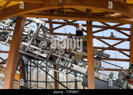 Metall Standseilbahn Mechanismus, mit drehenden Rädern. Heben Aufzug auf den Berg Stockfoto