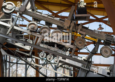 Metall Standseilbahn Mechanismus, mit drehenden Rädern. Heben Aufzug auf den Berg Stockfoto