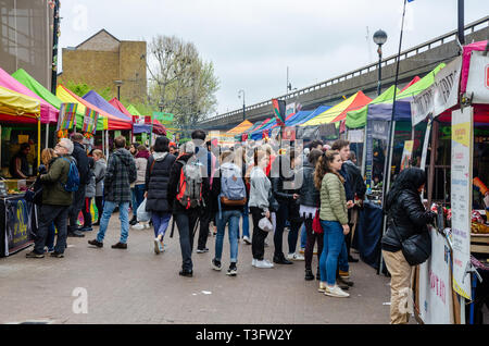 Portobello Road Market in London ist beliebt bei Einheimischen und Touristen gleichermaßen. Stockfoto