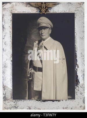 Hermann Göring, eine große silberne Präsentation rahmen ein großes Format Röhr portrait Foto von Göring als Reich Marschal im Sommer Uniform mit Mütze, Mantel, den Marschallstab und Tragen der Pour le Mérite, Knights Cross und Großkreuz des Eisernen Kreuzes. Unter Glas in einem hammered Silver frame Lager des Reichsmarschalls Adler. Abgedunkelten, mit der unklaren Mark seiner bevorzugten Juwelier, Prof. Zeitner, auf den unteren rechten Rand. Abmessungen 36 x 29 cm Personen, 1930er Jahre, 20. Jahrhundert, NS, Nationalsozialismus, Nationalsozialismus, Drittes Reich, Deutsche Reich, Deutschland, Deutsche, Nationalsozialistische,, Editorial-Use - Nur Stockfoto