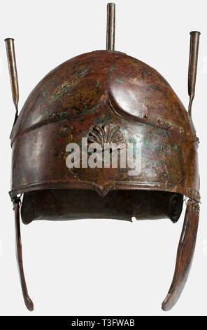 Eine Chalcidian Helm, 5. bis 4. Jahrhundert v. Chr. Bronze. Eine niedrige Offset Kalotte ohne Krone Ridge. Palmetto Applikation am geformten Stirn Feld unterhalb der Braue Giebel. Drei crest Sockets von gewalzten Blech auf der Oberseite, die, die an den Seiten mit abgeflachten Basen, die zentrale Buchse auf eine Rosette gelötet ist-förmige Montageplatte. Pins eines alten Reparatur auf der linken Seite unterhalb der Plume Buchse. Gebogene backe Stücke auf tubuläre Scharniere. Das obere Scharnier separat aus Blech und mit einem gezackten Rand dekoriert. Kurze Hals Wache mit Volu, Additional-Rights - Clearance-Info - Not-Available Stockfoto