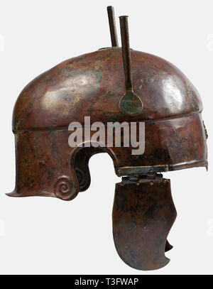 Eine Chalcidian Helm, 5. bis 4. Jahrhundert v. Chr. Bronze. Eine niedrige Offset Kalotte ohne Krone Ridge. Palmetto Applikation am geformten Stirn Feld unterhalb der Braue Giebel. Drei crest Sockets von gewalzten Blech auf der Oberseite, die, die an den Seiten mit abgeflachten Basen, die zentrale Buchse auf eine Rosette gelötet ist-förmige Montageplatte. Pins eines alten Reparatur auf der linken Seite unterhalb der Plume Buchse. Gebogene backe Stücke auf tubuläre Scharniere. Das obere Scharnier separat aus Blech und mit einem gezackten Rand dekoriert. Kurze Hals Wache mit Volu, Additional-Rights - Clearance-Info - Not-Available Stockfoto