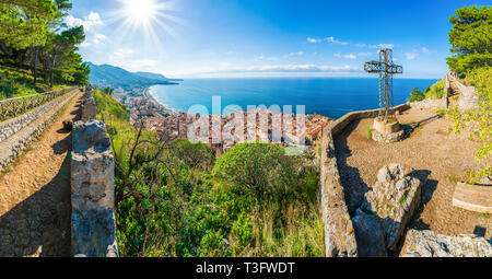 Luftaufnahme von Cefalu und Mittelmeer, von La Rocca Park gesehen, Insel Sizilien, Italien Stockfoto