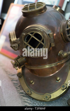 Alte antike Metall scuba Helm auf den Boden. Historische Kupfer aqualung für das Tauchen im Meer Wasser Stockfoto