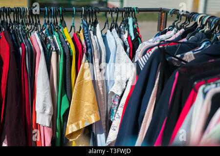 Nahaufnahme von verschiedenen Kleidung Texturen auf der Straße Markt hängen Stockfoto