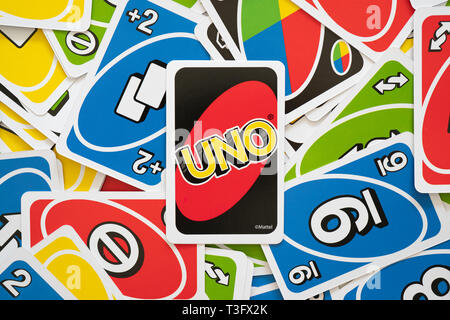 6. April 2019, Wuhan China: Uno Spiel Karten verstreut auf der ganzen Rahmen und eine Karte zeigt die Rückseite mit Uno logo close-up Stockfoto