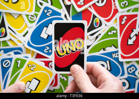 6. April 2019, Wuhan China: Mann hand Uno Spiel Karte zeigt die Rückseite der Karte mit Uno-Logo Stockfoto