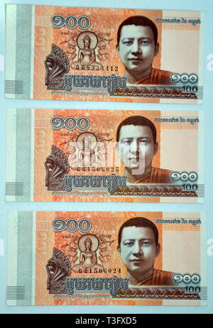 Kambodschanischen 100 Riel Banknoten, Ausgabe Januar 2015, die von der Nationalbank von Kambodscha, Anzeigen König Vater als junger Mönch Stockfoto