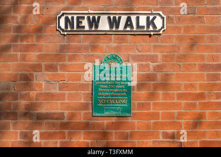 Altmodische Straßenschild auf Wand für neue Spaziergang in Leicester mit Vorzeichen Unter nein zu sagen, Radfahren Stockfoto