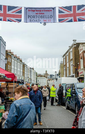 Portobello Road Market in London ist beliebt bei Einheimischen und Touristen gleichermaßen. Stockfoto