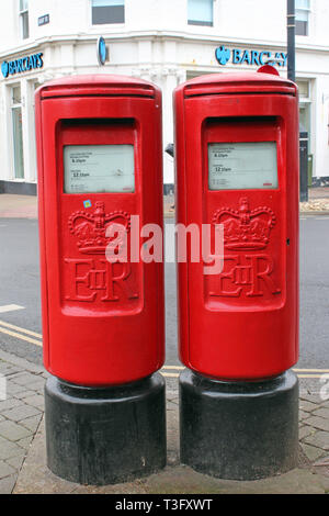 Red post Boxen mit städtischen Szene auf dem Hintergrund, Littlehampton, West Sussex, England, Großbritannien Stockfoto
