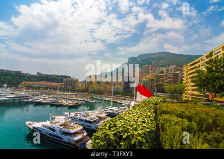 Blick auf die Boote im Hafen von Fontvieille Le in Monaco, Frankreich an einem sonnigen Tag. Stockfoto