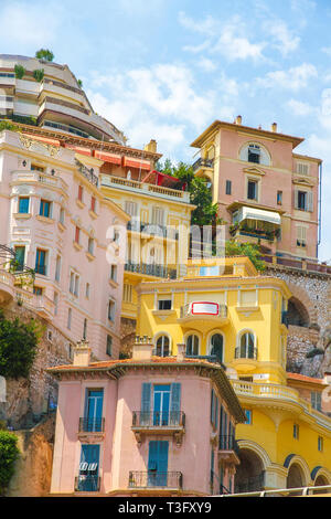 Blick auf die historische Architektur in Monte Carlo, Monaco an einem sonnigen Tag. Stockfoto