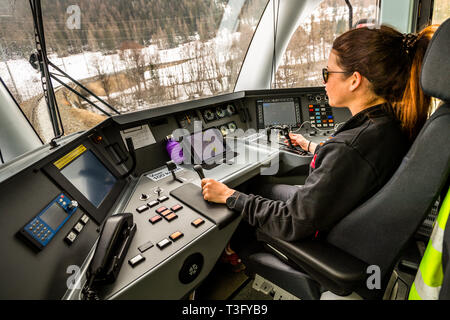 Zugfahrerin in der Schweiz. Die Zugfahrt in einem Fahrerhaus der Rhätischen Bahn ist ein ganz besonderes Erlebnis und kann im Voraus gebucht werden Stockfoto