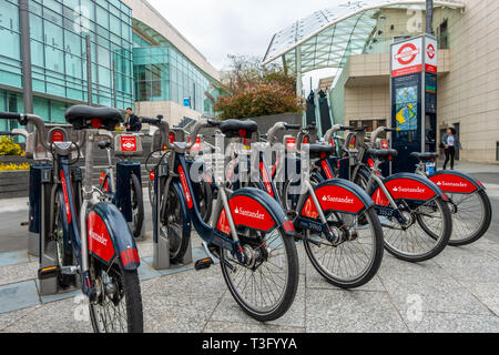 Docking Station zum Westfield Bibliothek Ecke für Santander Fahrräder in London, Großbritannien Stockfoto