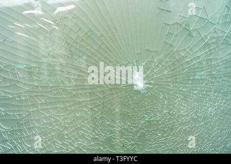 Nahaufnahme einer zerbrochenen Glas Fenster Stockfoto