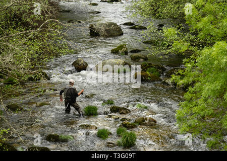 Ansicht eines Fischers waders tragen beim Angeln im Fluss Stockfoto