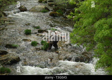 Ansicht eines Fischers waders tragen beim Angeln im Fluss Stockfoto