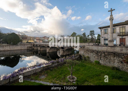 Mittelalterliche Brücke Ponte Velha über den Fluss Vez in Arcos de Valdevez, Minho, Portugal, Europa Stockfoto