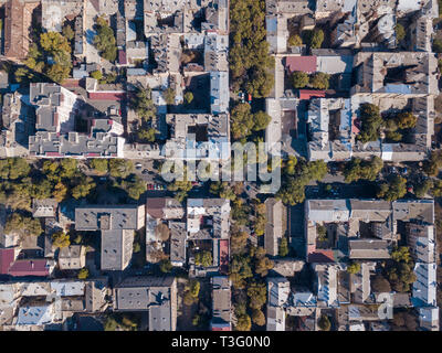Luftaufnahmen mit Drone auf der Straße, Dächer und Straßen mit Autos an einem sonnigen Tag. Ukraine, Odessa Stockfoto