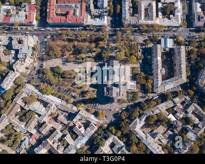 Blick von oben auf die Straße mit Autos, Dächer und die spaso-preobrazhensky Cathedral an einem sonnigen Tag. Ukraine, Odessa. Luftbild von der Drohne Stockfoto