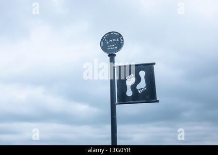 Hinweisschild auf den Lang Scots Meile entlang der Küste von Ayr am Strand Stockfoto