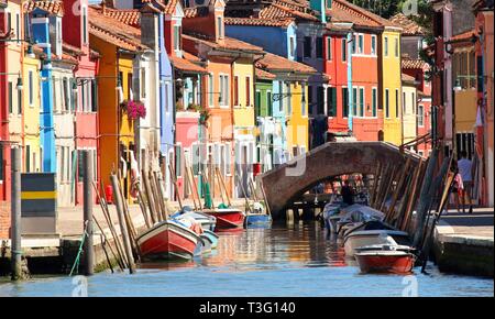 Bunt bemalte Häuser und eine Brücke über den Kanal in Insel Burano in der Nähe von Venedig in Italien Stockfoto