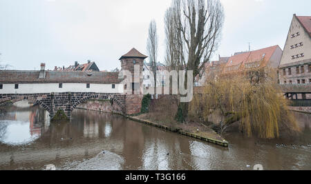 Die berühmte ehemalige Wein Depot (weinstadel) und Wasserturm (Wasserturm) über die Pegnitz von maxbrücke - Nürnberg Deutschland Stockfoto