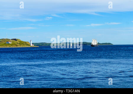 Anzeigen von Georges Island Lighthouse und ein Segelboot, in Halifax, Nova Scotia, Kanada Stockfoto