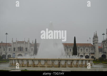 Brunnen auf dem Empire Square mit dem Kloster Jeronimos von Belem an seinem Zurück in Lissabon. Natur, Architektur, Geschichte, Street Photography. April Stockfoto