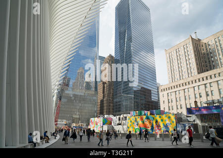 Ein Platz im World Trade Center Site im Lower Manhattans Finanzdistrikt Grenzen der Oculus, neue Wolkenkratzer und denkmalgeschützten Art-Deco-Gebäude. Stockfoto