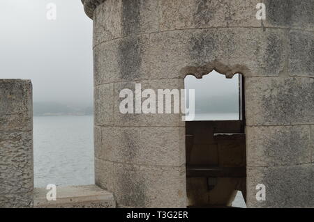 Innenraum Defensive Zinne Turm Belem emblematischen Defensive mittelalterlichen Turm Belem in Lissabon. Natur, Architektur, Geschichte, Street Photography. Apri Stockfoto