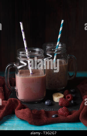 Bild von zwei Gläser mit Smoothies auf Tisch Stockfoto