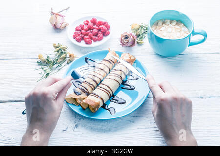 Twisted Pfannkuchen mit Himbeere dish Stockfoto