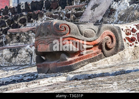 Alten aztekischen Schlange steinerne Statue Templo Mayor Mexiko Stadt Mexiko. Große aztekische Snake Temple erstellt von 1325 bis 1521 Stockfoto