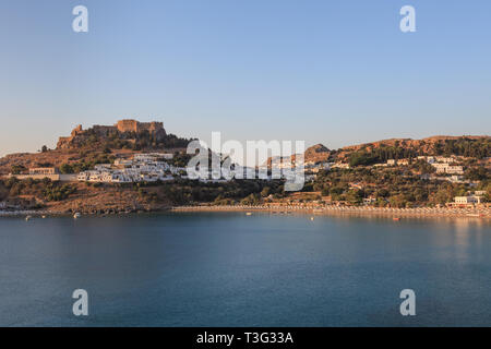 Lindos mit der Burg oben auf der griechischen Insel Rhodos Stockfoto