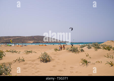 Die Insel Rhodos, PRASSONISI STRAND, 23. Juli 2018, Griechenland. - Unidentifizierter Kitesurfer üben Kitesurfen am Ägäischen Meer Strand auf der Halbinsel Prasonisi Stockfoto