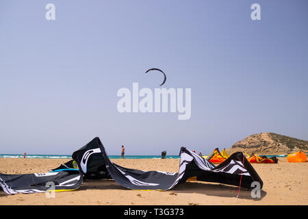 Die Insel Rhodos, PRASSONISI STRAND, 23. Juli 2018, Griechenland. - Unidentifizierter Kitesurfer üben Kitesurfen am Ägäischen Meer Strand auf der Halbinsel Prasonisi Stockfoto