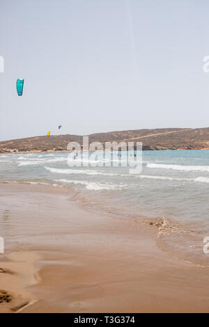 Die Insel Rhodos, PRASSONISI STRAND, 23. Juli 2018, Griechenland. - Unidentifizierter Kitesurfer üben Kitesurfen am Ägäischen Meer Strand auf der Halbinsel Prasonisi Stockfoto