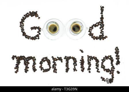 'Guten Morgen' mit Kaffeebohnen und 2 Espresso auf einem weißen Hintergrund. Stockfoto