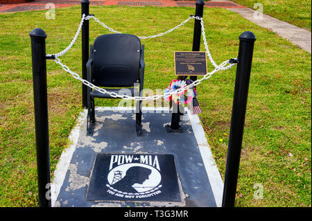 Elizabethton, Tennessee, USA - April 2, 2019: Das POW-MIA Memorial befindet sich im Hof des Carter County Courthouse in Elizabethton, Tennessee. Stockfoto