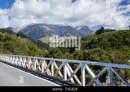 RAKAIA FLUSS, Canterbury Plains/NEUSEELAND - 25. Februar: Blick aus dem Rakaia Gorge Bridge in Neuseeland, die am 25. Februar 2012 Stockfoto