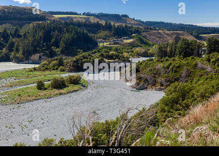 Blick auf das ausgetrocknete Rakaia River Bed im Sommer Stockfoto