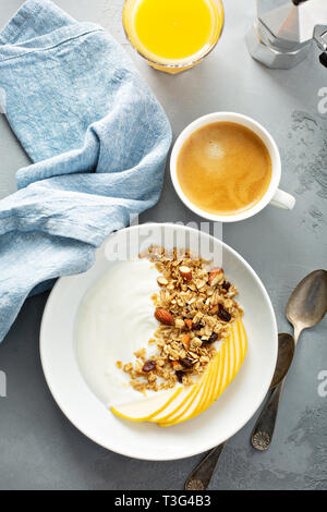 Joghurt mit Müsli und Birne Stockfoto