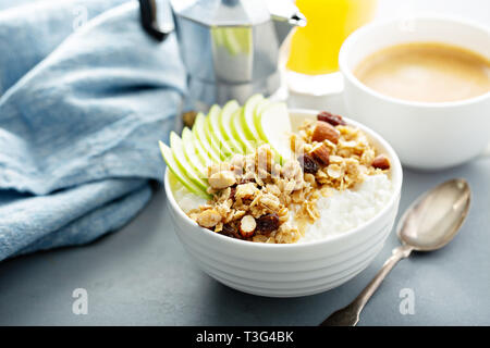 Hüttenkäse mit Müsli und Apple Stockfoto