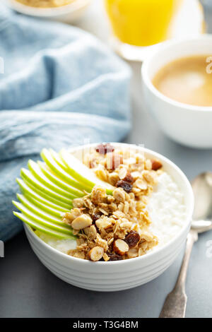 Hüttenkäse mit Müsli und Apple Stockfoto