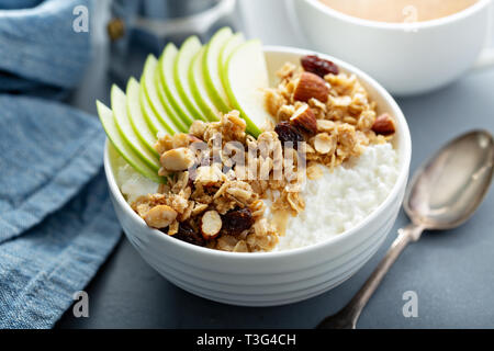 Hüttenkäse mit Müsli und Apple Stockfoto